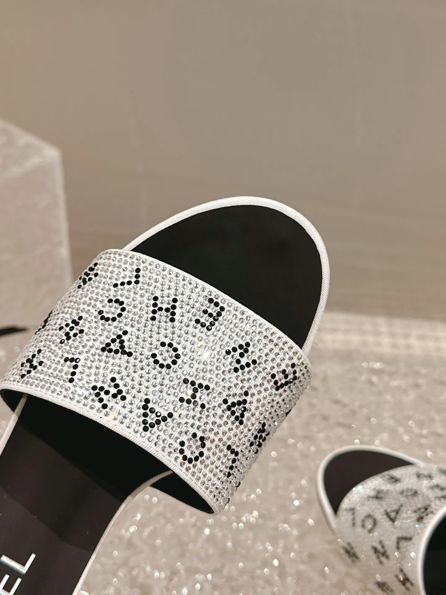 💕💕Factory direct selling price p460💕💕 Xiaoxiang Chanel rhinestone slippers with large black rhinestone letters, these really blingbling slippers are full of diamonds. They are both classic and artistic, and can be styled according to your daily style. The characteristic is that the hot diamonds are particularly shiny. They are made with heavy craftsmanship and are not easy to fall off. They have a sexy and versatile temperament for ladies. Color: black, white. Heel height 5 cm. 35-41
